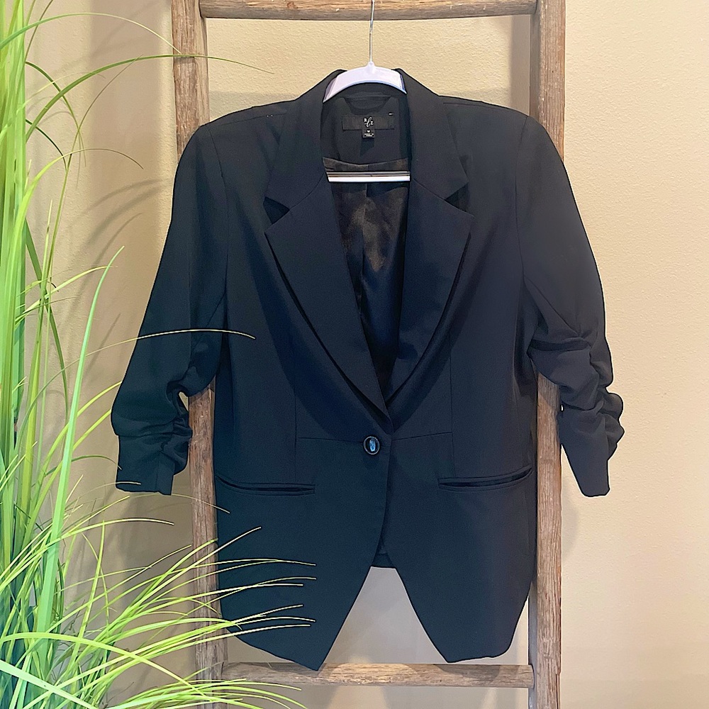 Scrunched sleeve blazer with one button. Flattering scissor cut at bottom.